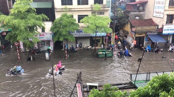 Nhieu tuyen pho Ha Noi chim trong bien nuoc sau con mua ban trua-Hinh-7