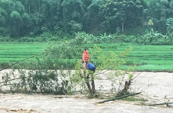 Cong an vat lon trong lu du cuu nguoi dan du ngon cay giua dong nuoc chay xiet