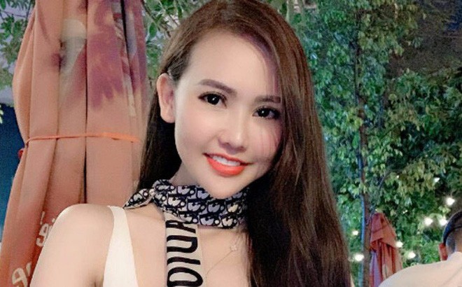 Chan dai xinh dep di xe Mercedes cam dau duong day gai goi nghin do toan hotgirl