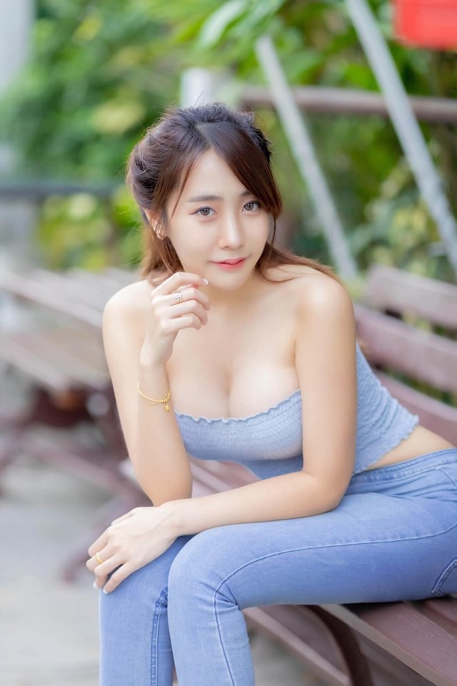 Ngam vong 1 cuc pham va duong cong 'bong mat' cua hotgirl nu hoang noi y