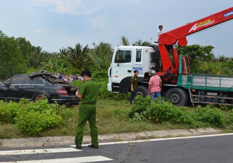 Thi the 3 nguoi trong xe sang Mercedes duoi rach Ba Ngot-Hinh-3