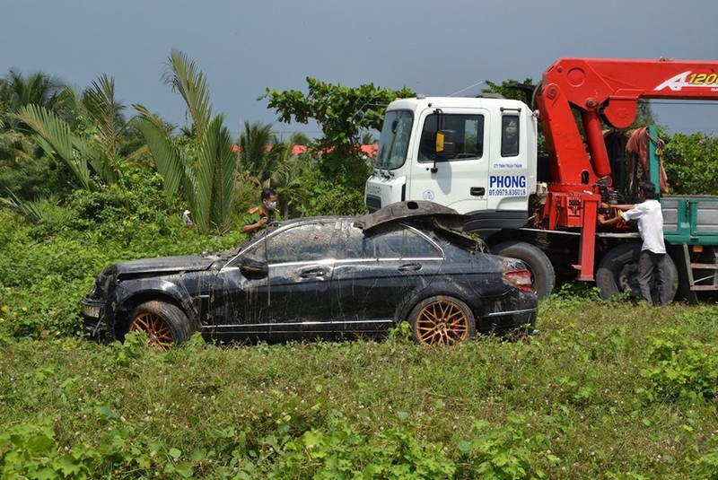 Thi the 3 nguoi trong xe sang Mercedes duoi rach Ba Ngot-Hinh-2