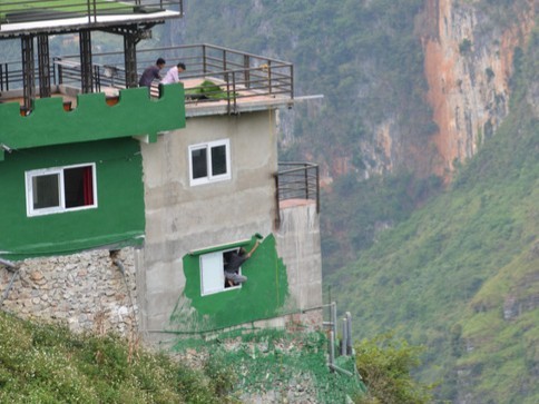 Panorama Ma Pi Leng bat ngo duoc son mau xanh de... phu hop voi nui rung-Hinh-4