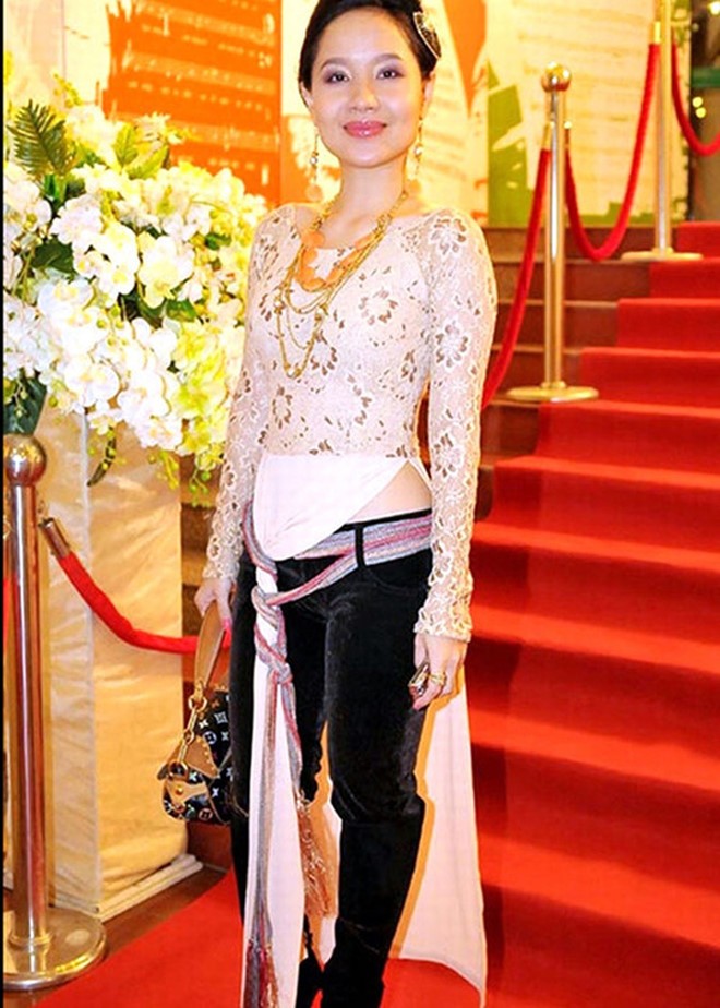 Mai Phuong Thuy mac ao dai trong suot khoe nguc no va cac sao Viet bi chi trich-Hinh-8