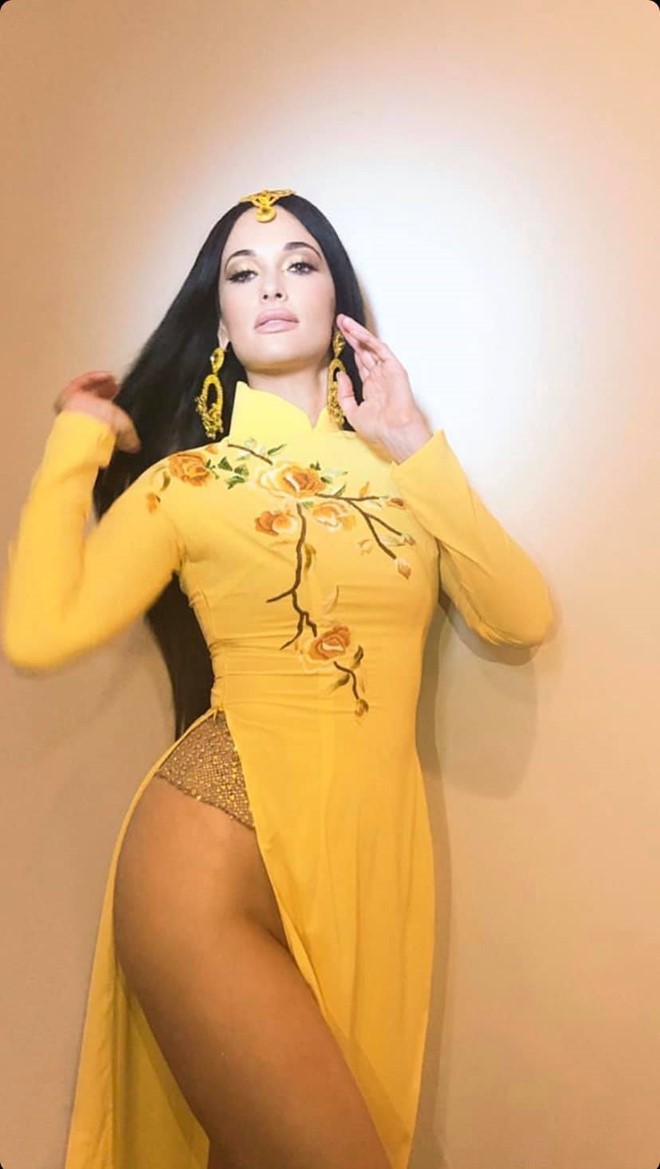 Mai Phuong Thuy mac ao dai trong suot khoe nguc no va cac sao Viet bi chi trich