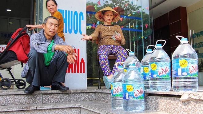 Quan ly thi truong vao cuoc vu nuoc dong chai, dong binh tang gia o Ha Noi