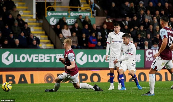 Pulisic lap hat-trick, Chelsea de bep Burnley nhung van bi thung luoi 2 ban-Hinh-2