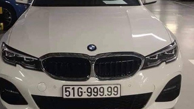 Vu xe BMW 330i co bien ngu quy 9: Xe sang 'ngau nhien' co bien so dep?