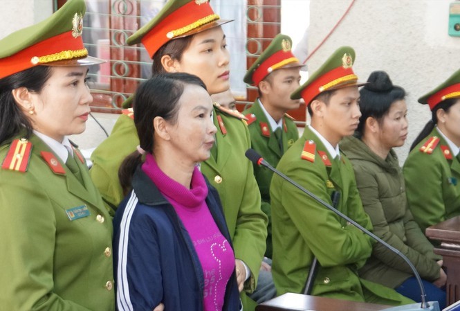 'Ma dua loi, quy dua duong' me nu sinh giao ga o Dien Bien