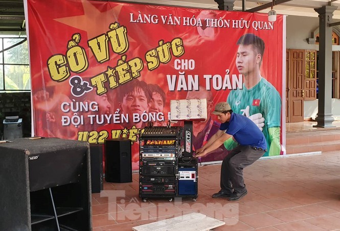 Gia dinh thu mon Van Toan o Hai Phong lam 60 mam co moi ca xa den xem tran chung ket-Hinh-6