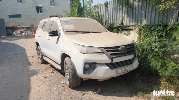 Xe Fortuner tien ty dong bui bo hoang 2 thang trong con duong dat o Sai Gon-Hinh-2