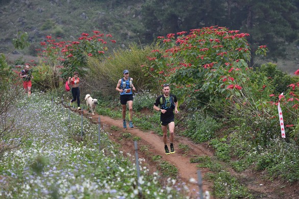 Chu cho 2 tuoi chinh phuc cu ly 42km giai marathon tai Moc Chau