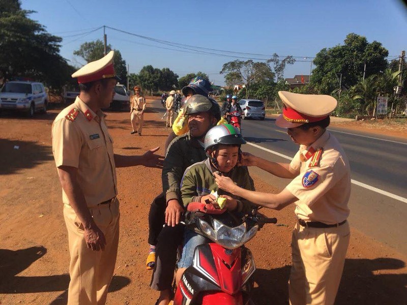 CSGT Dak Nong 'thoi coi' nguoi di xe may de... tang qua tren duong ve que an Tet-Hinh-2