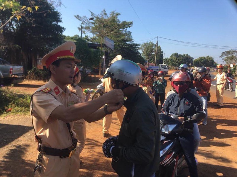 CSGT Dak Nong 'thoi coi' nguoi di xe may de... tang qua tren duong ve que an Tet-Hinh-3