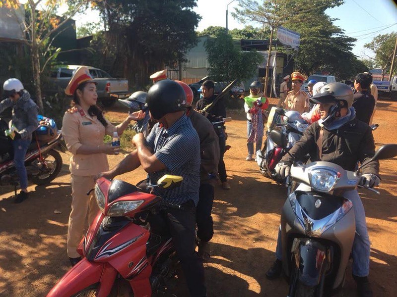 CSGT Dak Nong 'thoi coi' nguoi di xe may de... tang qua tren duong ve que an Tet