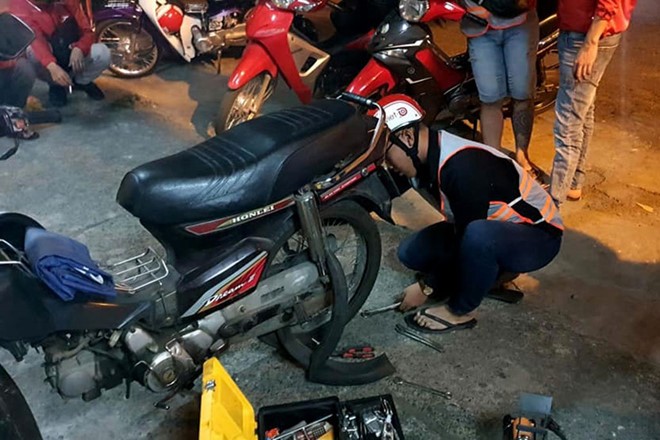 Sai Gon co doi 'hiep si' xuyen dem tim nguoi say ngu le duong de dua ve nha-Hinh-2