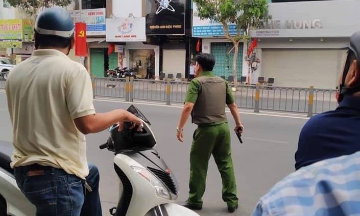 Nghi an thanh nien cam sung, luu dan cuop ngan hang Dong A o Sai Gon