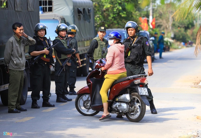 Dua ca nha di xem canh sat vay bat nghi can ban chet 5 nguoi o Cu Chi-Hinh-10