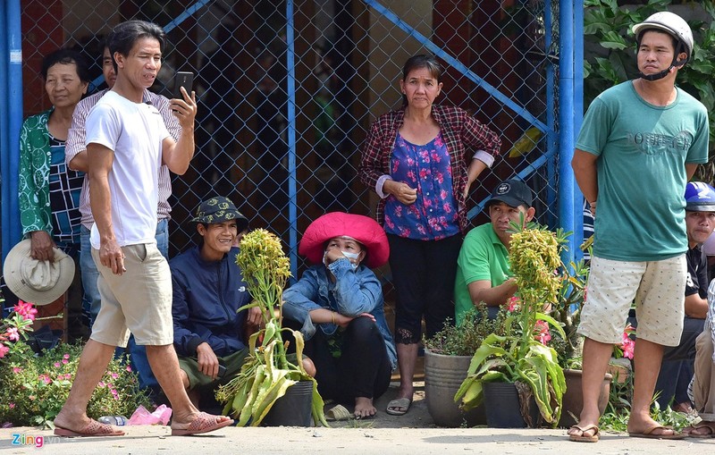 Dua ca nha di xem canh sat vay bat nghi can ban chet 5 nguoi o Cu Chi-Hinh-3