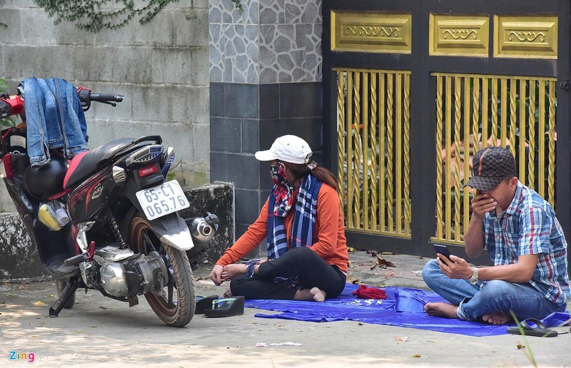 Dua ca nha di xem canh sat vay bat nghi can ban chet 5 nguoi o Cu Chi-Hinh-5