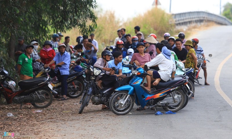 Dua ca nha di xem canh sat vay bat nghi can ban chet 5 nguoi o Cu Chi