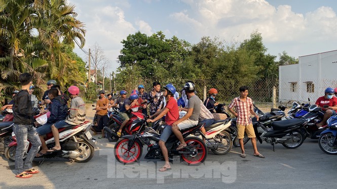 Nguoi dan bat chap nguy hiem tu tap xem canh sat vay ke no sung giet 4 nguoi-Hinh-9