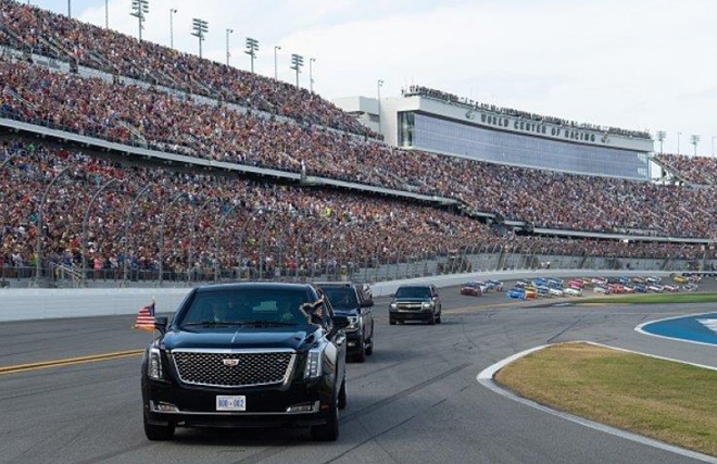 Kham pha 'Quai thu' cua ong Trump tren duong dua Daytona 500