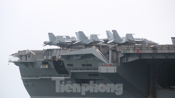 Ngam vu khi tren sieu tau san bay USS Theodore Roosevelt-Hinh-10