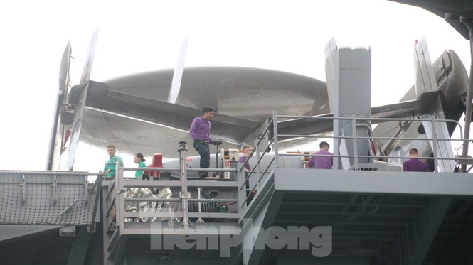 Ngam vu khi tren sieu tau san bay USS Theodore Roosevelt-Hinh-14