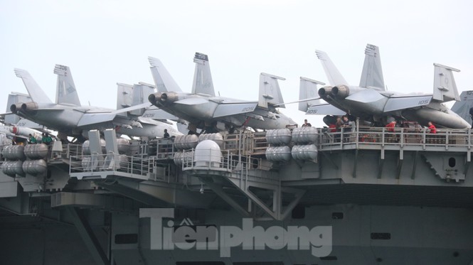 Ngam vu khi tren sieu tau san bay USS Theodore Roosevelt-Hinh-15