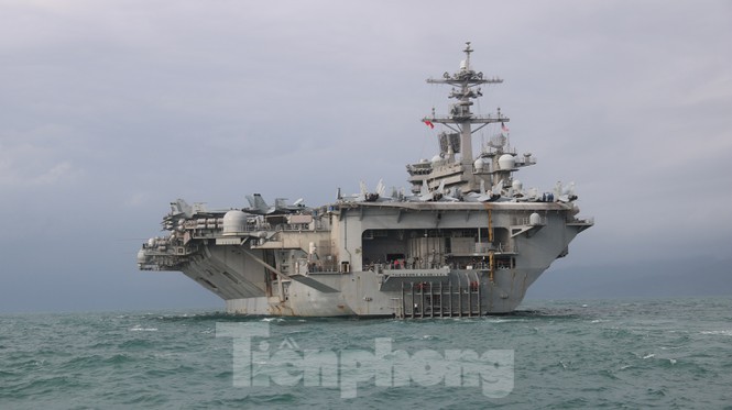 Ngam vu khi tren sieu tau san bay USS Theodore Roosevelt-Hinh-3