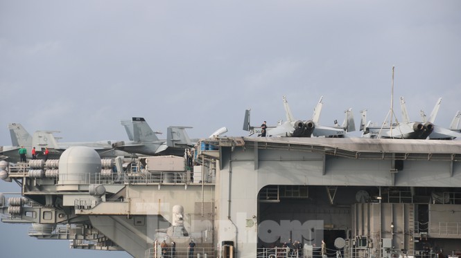 Ngam vu khi tren sieu tau san bay USS Theodore Roosevelt-Hinh-4