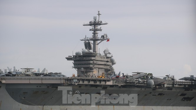 Ngam vu khi tren sieu tau san bay USS Theodore Roosevelt-Hinh-6