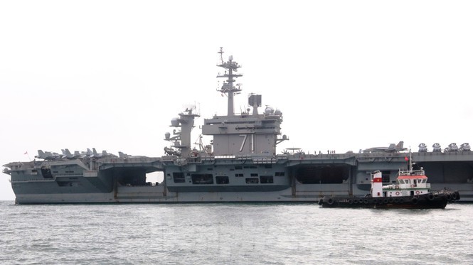 Ngam vu khi tren sieu tau san bay USS Theodore Roosevelt