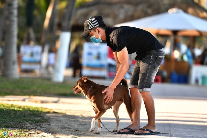 Hang nghin nguoi tam bien Nha Trang giua cao diem dich Covid-19-Hinh-10