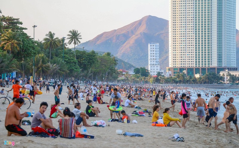 Hang nghin nguoi tam bien Nha Trang giua cao diem dich Covid-19-Hinh-4