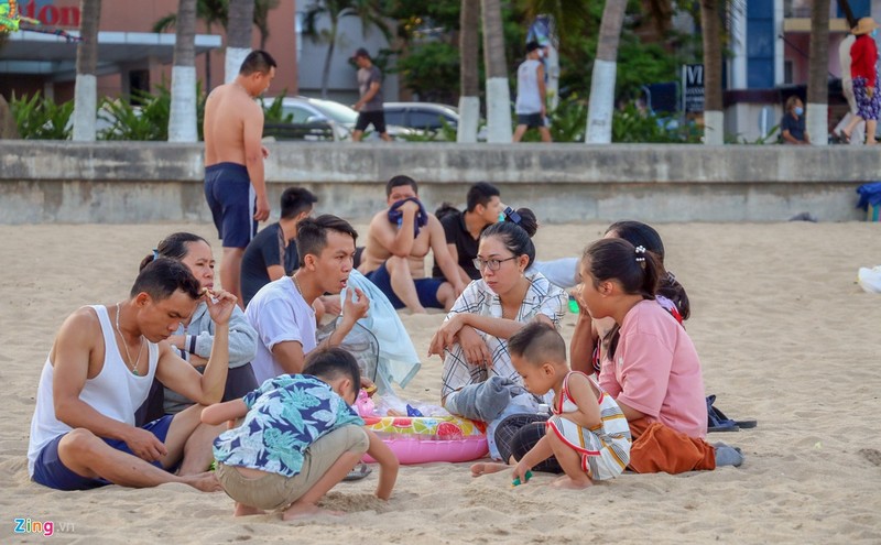 Hang nghin nguoi tam bien Nha Trang giua cao diem dich Covid-19-Hinh-6