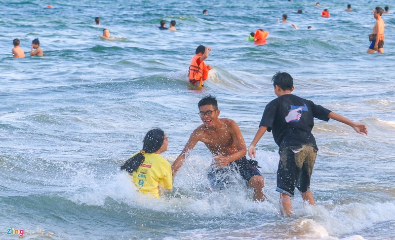 Hang nghin nguoi tam bien Nha Trang giua cao diem dich Covid-19-Hinh-8