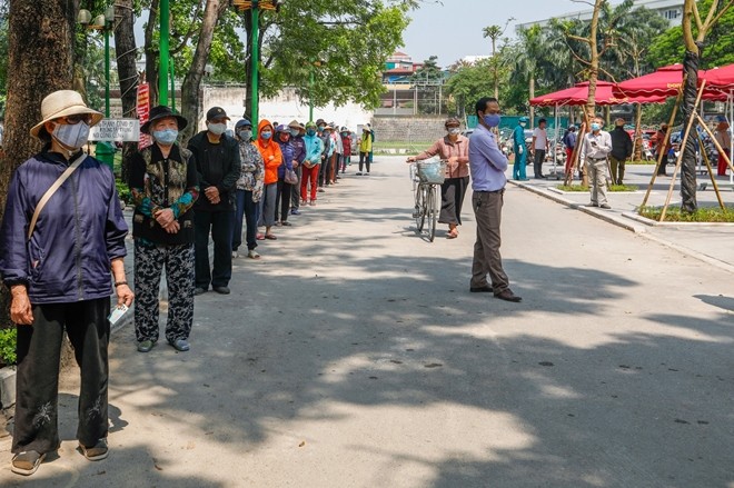 Nhieu nguoi o Ha Noi thieu y thuc chen nhau lay gao mien phi-Hinh-2