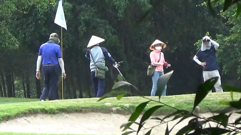 Dai gia choi golf o Cua Lo trong mua dich COVID-19: Chu tich tinh ra van ban hoa toc