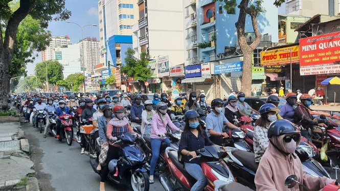 Xe container dai nao duong pho Sai Gon, tong nat dau 'xe hop' BMW-Hinh-2