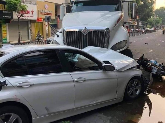 Xe container dai nao duong pho Sai Gon, tong nat dau 'xe hop' BMW