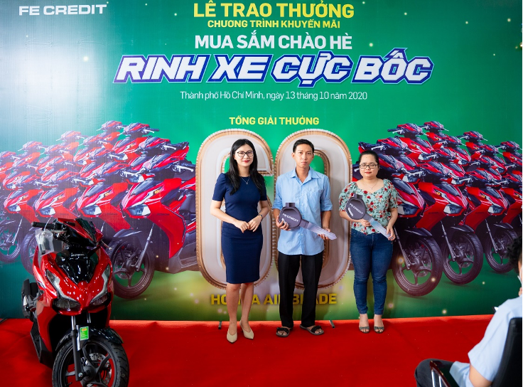 FE CREDIT to chuc Le trao giai thuong chuong trinh “Mua sam chao he, Rinh xe cuc boc” tai TPHCM-Hinh-2