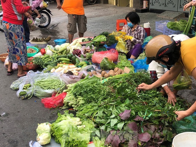 Sang mung 3 dan Sai Gon xep hang vao sieu thi mua ga cung-Hinh-15