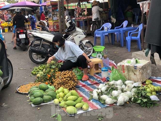 Sang mung 3 dan Sai Gon xep hang vao sieu thi mua ga cung-Hinh-16