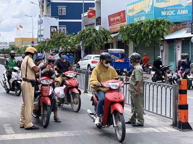 Ca nhiem COVID-19 tang tro lai, TP HCM yeu cau kiem soat nguoi ra vao dia ban