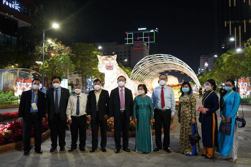 Hang ngan nguoi den tham quan duong hoa Nguyen Hue dem khai truong-Hinh-5