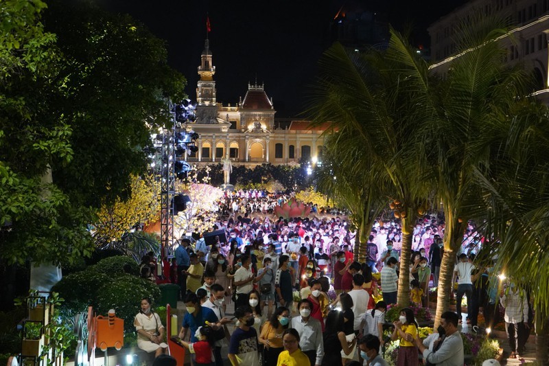 Hang ngan nguoi den tham quan duong hoa Nguyen Hue dem khai truong-Hinh-7