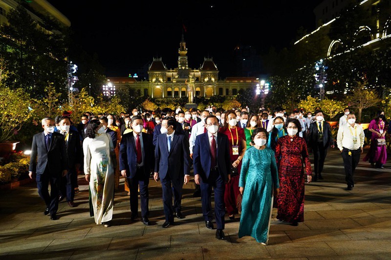 Hang ngan nguoi den tham quan duong hoa Nguyen Hue dem khai truong