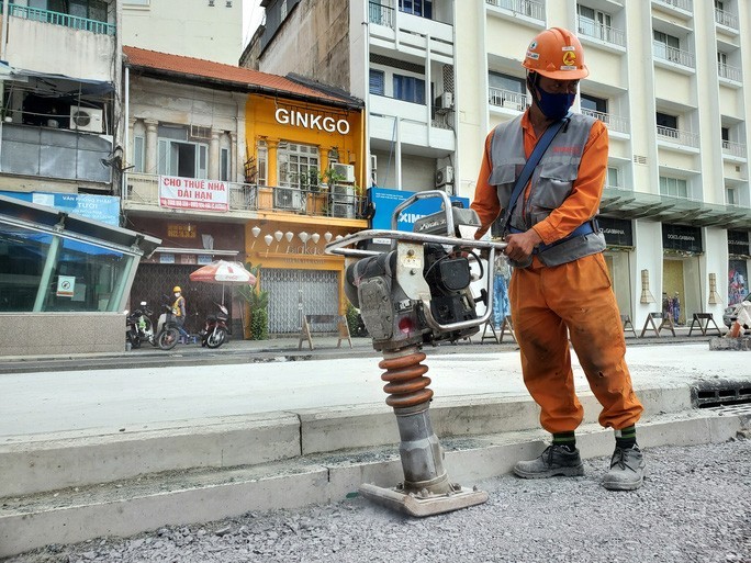 Canh hoi ha thi cong gap rut hoan tra mat bang duong Le Loi dip le 30/4-Hinh-8